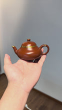 Load and play video in Gallery viewer, Tongxinshe Teahouse&#39;s collection of purple clay teapots &quot;Hui Yunjie pear-shaped Dahongpao red clay pot&quot;
