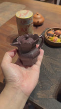 Load and play video in Gallery viewer, Tongxin She Teahouse Collection Recommendation: Dragon Blood Sand Monk's Cap Zisha Teapot (90cc Mini Size)

