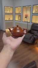 Load and play video in Gallery viewer, Tongxin She · Treasuring an Antique Ming‑Qing Lao Zhu Ni Pear‑Shaped Teapot, Brewing a Heart‑Touching Gongfu Tea
