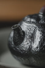 Load image into Gallery viewer, [🎃Pumpkin Sterling Silver Pot] Hand-forged, stone texture, melon-shaped design, small curved mouth, weighs about 90 grams, capacity 135 ml
