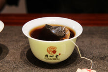 Load image into Gallery viewer, Chinese tea in the 1990s, auspicious sales method of teabags, and exported Pu&#39;er Shu tea.  Box 50g
