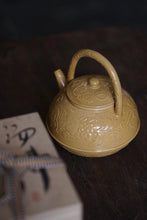 Load image into Gallery viewer, Shuangshi Song Huang Tiliang Pot Carved with Shuangshi Tea Cultivation Slices About 650ml Carbon Stove Electric Pottery Stove Open flames are available
