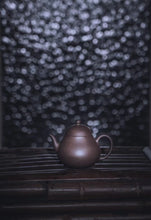 Load image into Gallery viewer, 何以寄相思 唯有匏瓜壶(Yixing purple mud gourd pot）
