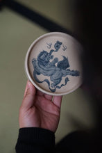 Load image into Gallery viewer, Lion pattern Hu Cheng/Hand-painted antique blue and white Hu Cheng 12.4cm in diameter and 2.5cm in height
