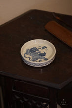 Load image into Gallery viewer, Lion pattern Hu Cheng/Hand-painted antique blue and white Hu Cheng 12.4cm in diameter and 2.5cm in height
