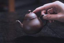 Load image into Gallery viewer, 何以寄相思 唯有匏瓜壶(Yixing purple mud gourd pot）
