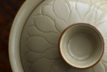 Load image into Gallery viewer, Lotus Petal Pattern Gaiwan
