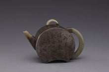 Load image into Gallery viewer, Limited Edition | Re-engraving of the &quot;Que Yue&quot; teapot from the literati in the middle of the Qing Dynasty, the same model from the China Tea Museum
