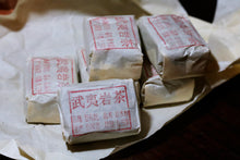 Load image into Gallery viewer, Tongxinshe Teahouse collects old rock tea。
