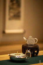 Load image into Gallery viewer, Limited Edition | Re-engraving of the &quot;Que Yue&quot; teapot from the literati in the middle of the Qing Dynasty, the same model from the China Tea Museum
