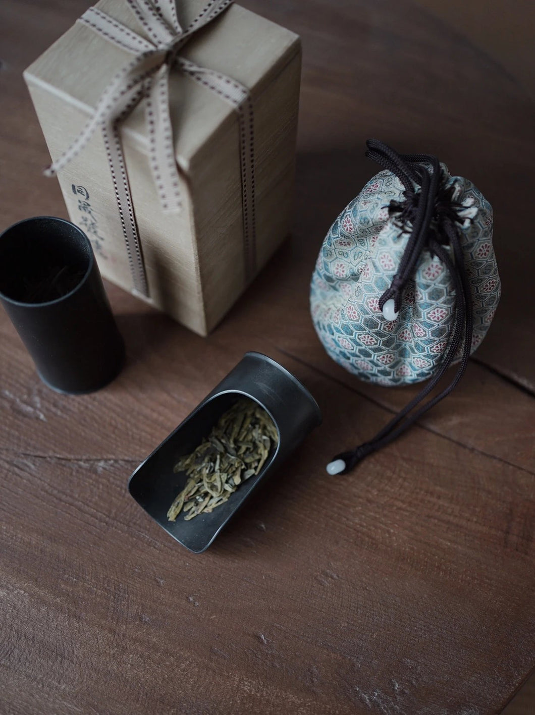 Tin-made tea and tea cans, both in one portable tea warehouse, height 9.8cm, diameter 4.8cm